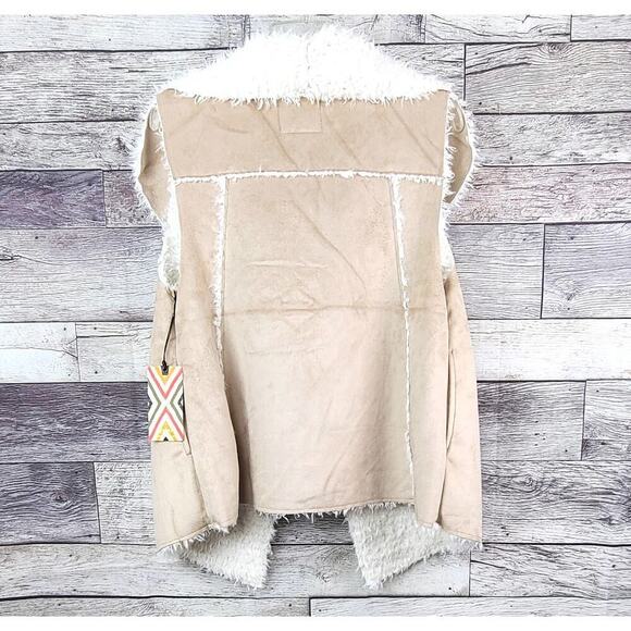 New Dylan by True Grit Women's Cozy Soft Shaggy Faux Suede Fur Vest - Picture 7 of 9